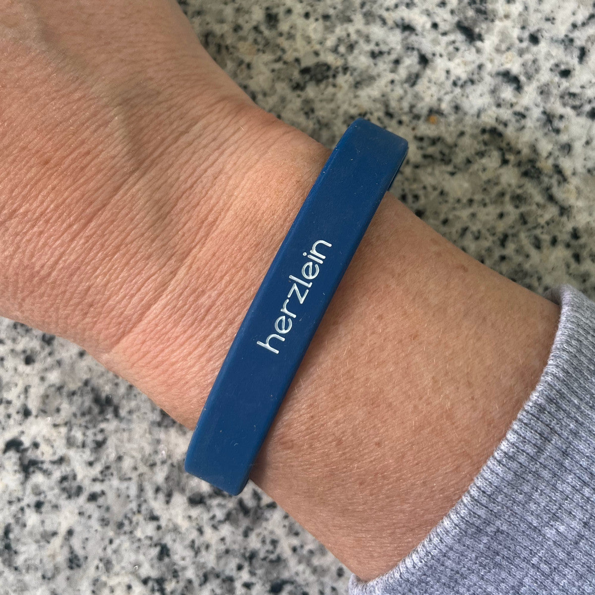 Herzlein Armbändchen aus Silikone mit Smiley Smily in Navy Blau