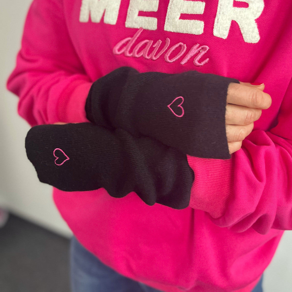 Herzlein Handschuhe ohne Finger Kaschmir Handwärmer mit Herzchen Stick in Schwarz