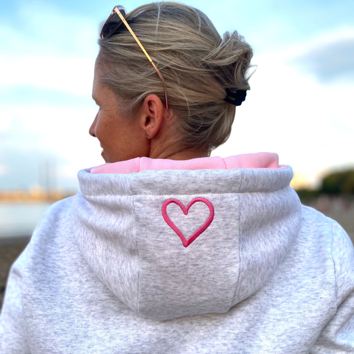 Herzlein® Hoodie für Damen Damenhoodie Kapuzenpullover aus Baumwolle in hell grau mit Stick "Rainbow" Regenbogen