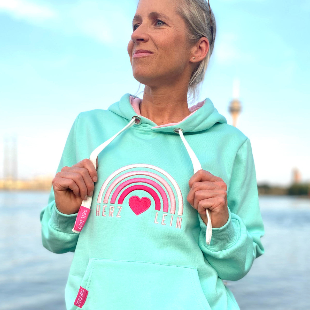 Herzlein® Hoodie für Damen Damenhoodie Kapuzenpullover aus Baumwolle mit Stick "Rainbow" Regenbogen in Mint Grün