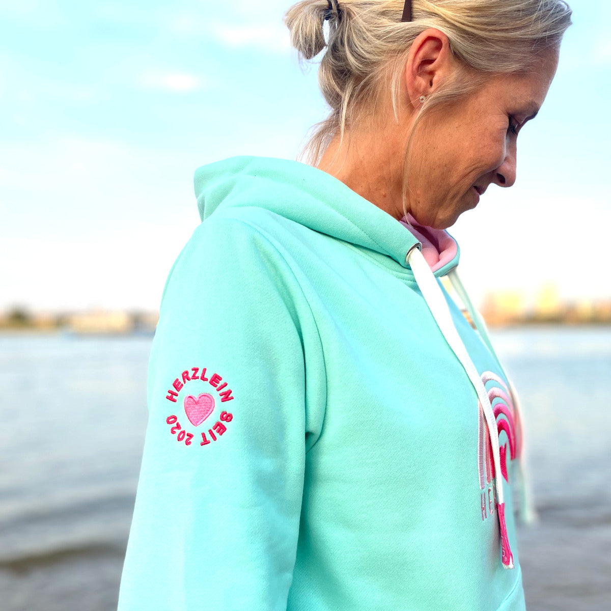 Herzlein® Hoodie für Damen Damenhoodie Kapuzenpullover aus Baumwolle mit Stick "Rainbow" Regenbogen in Mint Grün