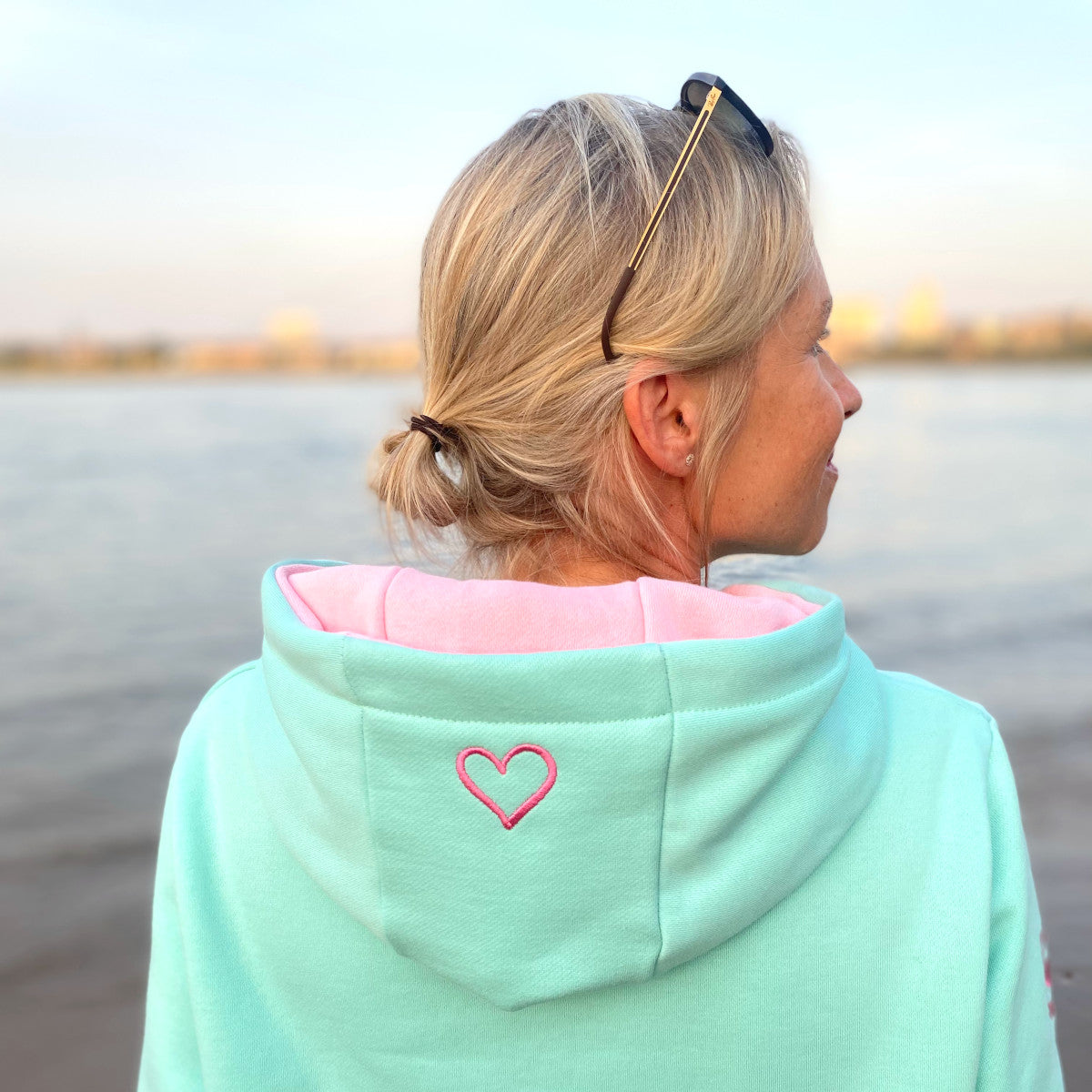 Herzlein® Hoodie für Damen Damenhoodie Kapuzenpullover aus Baumwolle mit Stick "Rainbow" Regenbogen in Mint Grün