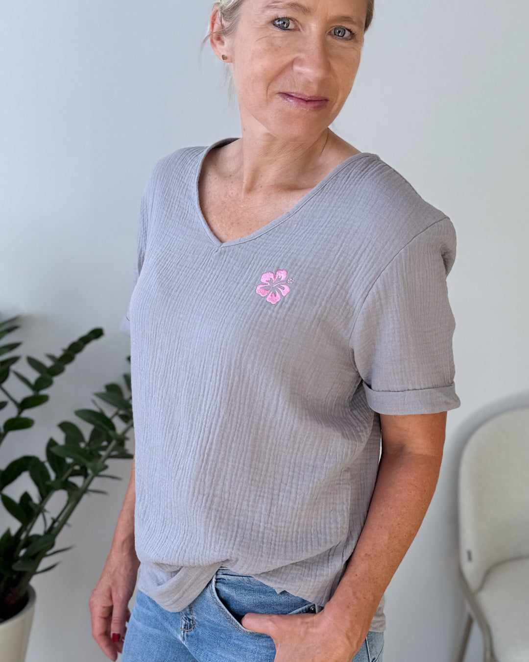 Herzlein® Musselin Shirt mit "Hibiskus-Stick" in Grau