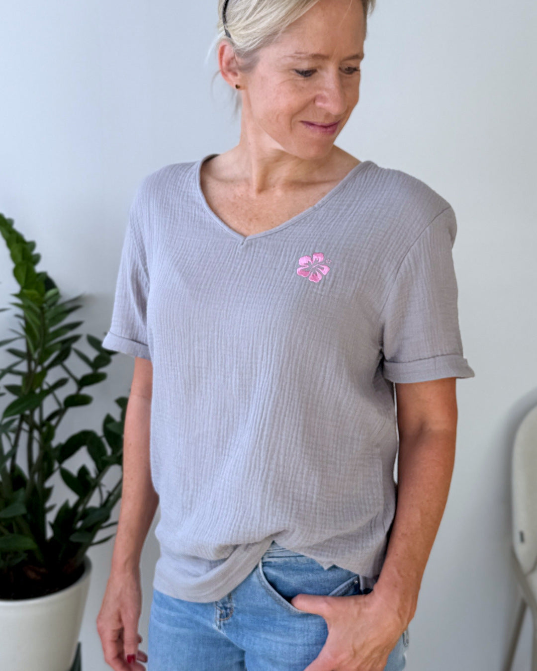 Herzlein® Musselin Shirt mit "Hibiskus-Stick" in Grau