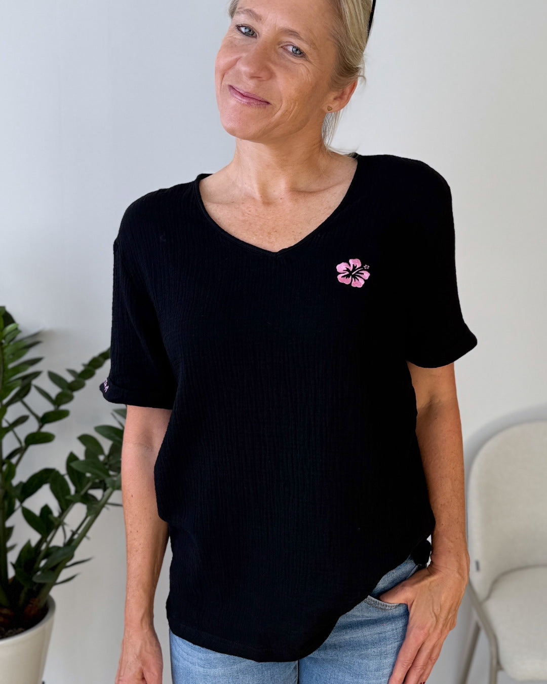 Herzlein® Musselin Shirt mit "Hibiskus-Stick" in Schwarz