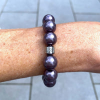 Herzlein® Perlenarmband "Fee". Allergiefreundliches Armbändchen mit 17 glänzenden Perlen in Aubergine
