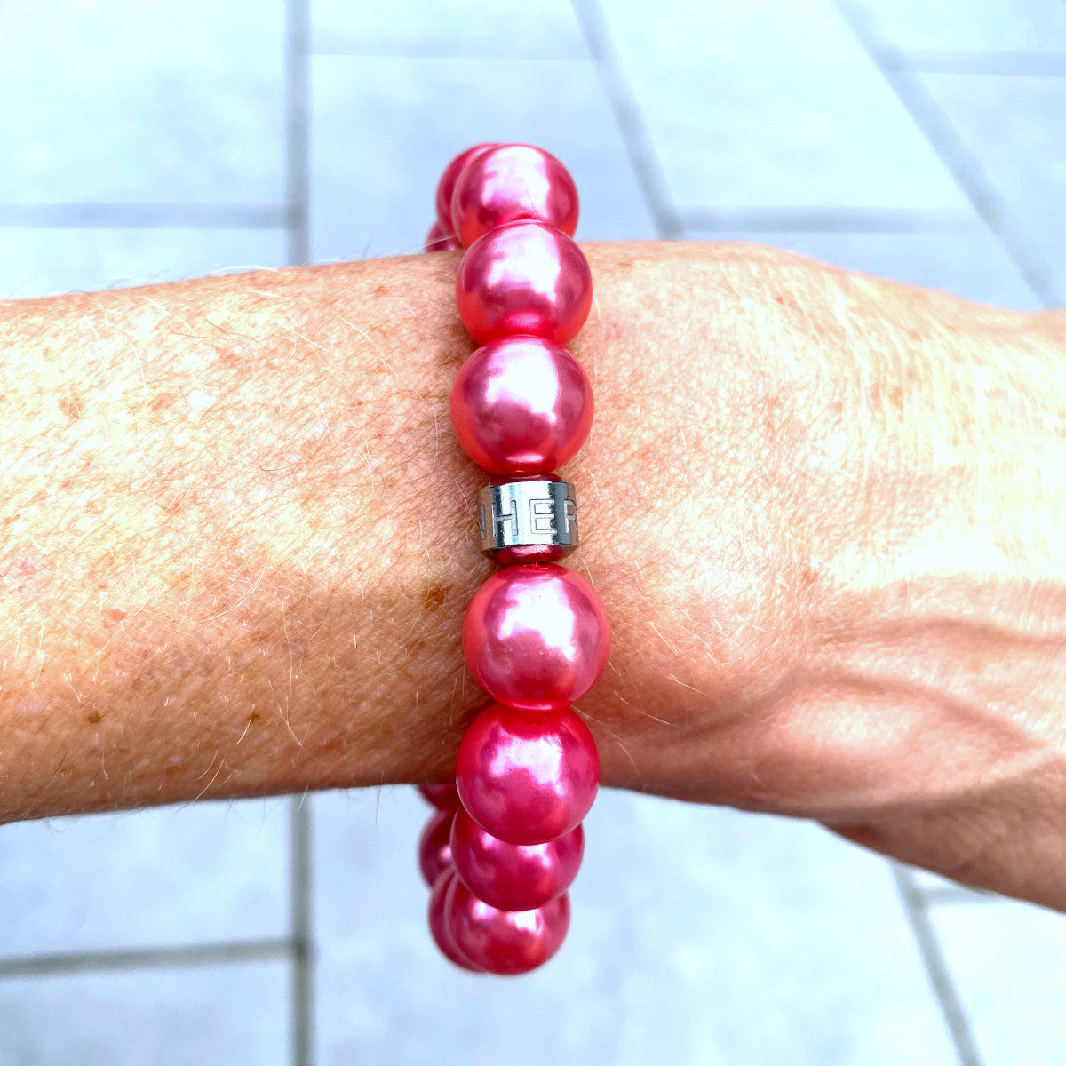 Herzlein® Perlenarmband "Fee". Allergiefreundliches Armbändchen mit 17 glänzenden Perlen in Pink