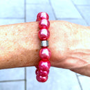 Herzlein® Perlenarmband "Fee". Allergiefreundliches Armbändchen mit 17 glänzenden Perlen in Pink