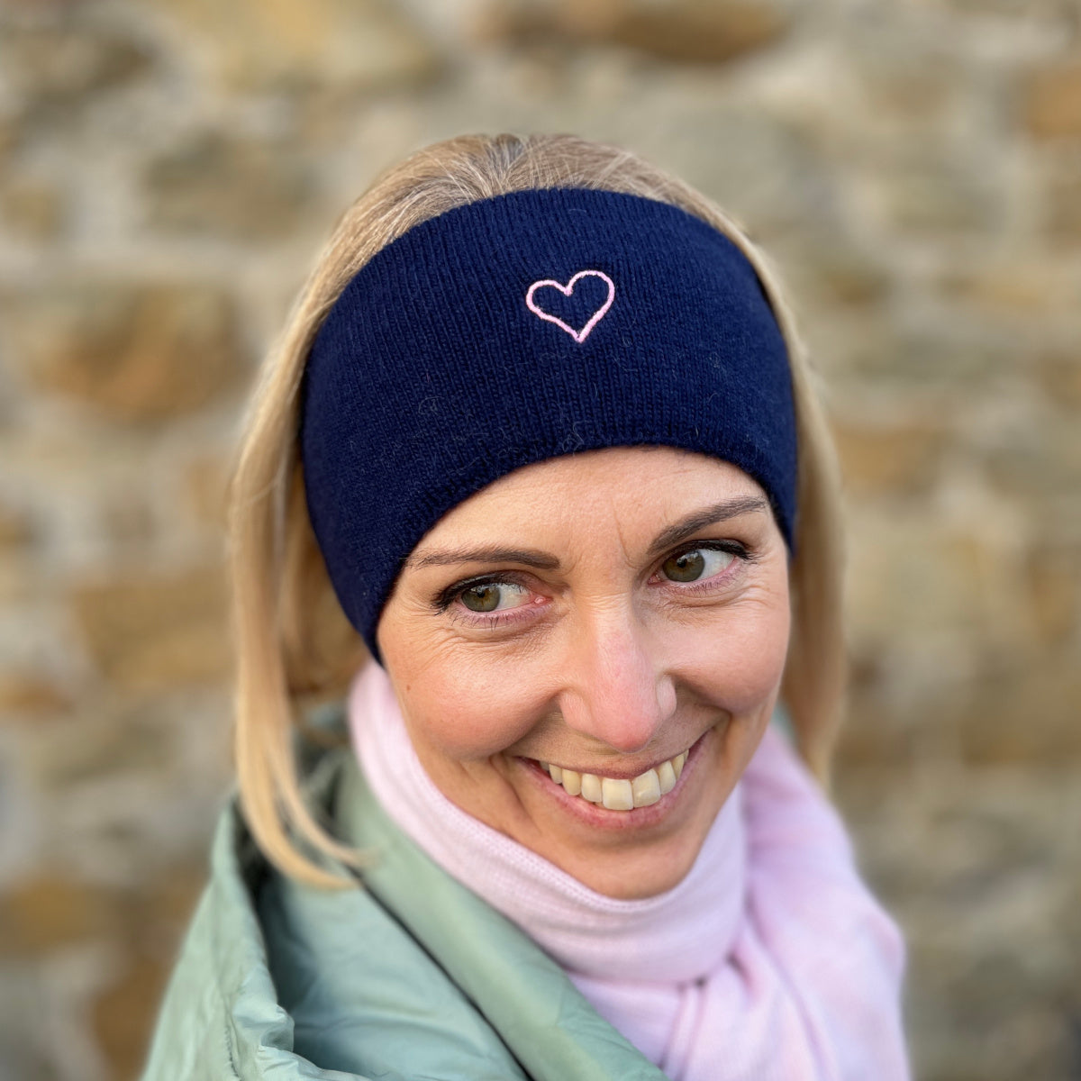 Herzlein Stirnband aus Kaschmir mit edlem Herzchen Stick in der Farbe Navy Blau