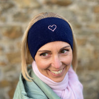 Herzlein Stirnband aus Kaschmir mit edlem Herzchen Stick in der Farbe Navy Blau
