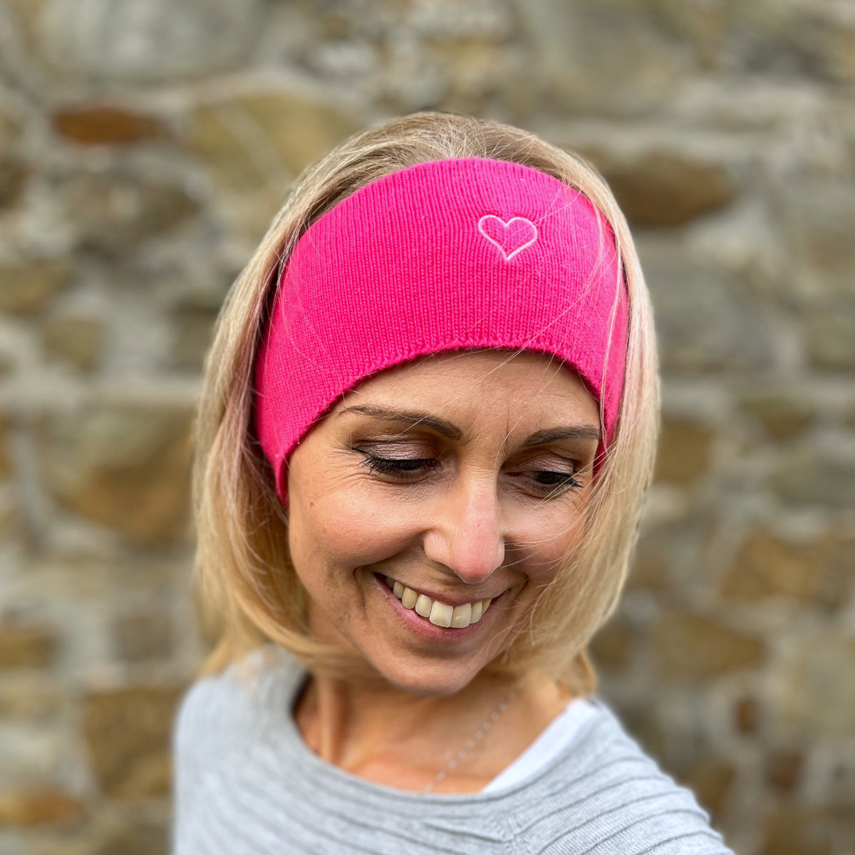Herzlein Stirnband aus Kaschmir mit edlem Herzchen Stick in der Farbe Pink