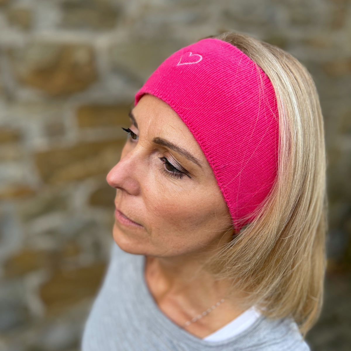 Herzlein Stirnband aus Kaschmir mit edlem Herzchen Stick in der Farbe Pink