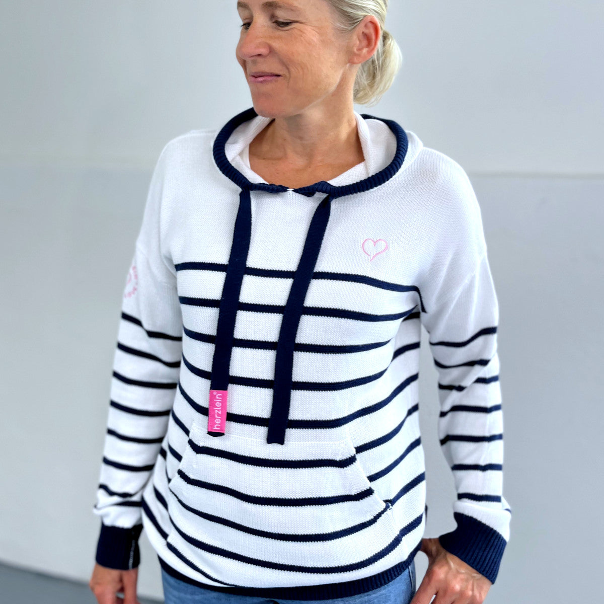 Herzlein® Hoodie in Strick mit Streifen - Weiß mit Navy Blau