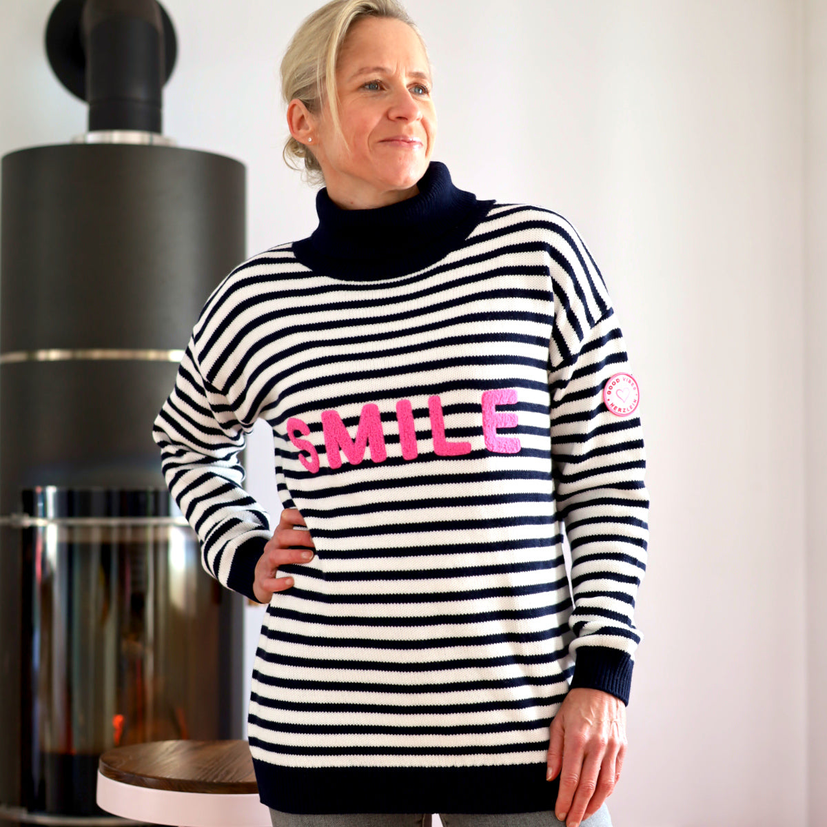 Herzlein® Strickpullover Strickware Pulli für Damen aus Kaschmir und Baumwolle mit Streifen Strickpulli in Navy Blau und Weiss mit Stick "HAPPY" in Pink
