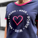Herzlein® T-Shirt für Damen mit 3D Stick "Strand" Damenshirt mit Herz Shirt aus Baumwolle in Navy Blau mit Pink