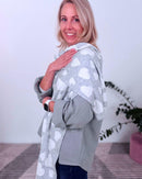 Herzlein_Merino_Schal_mit_Herzchen_in_Grau__Wei