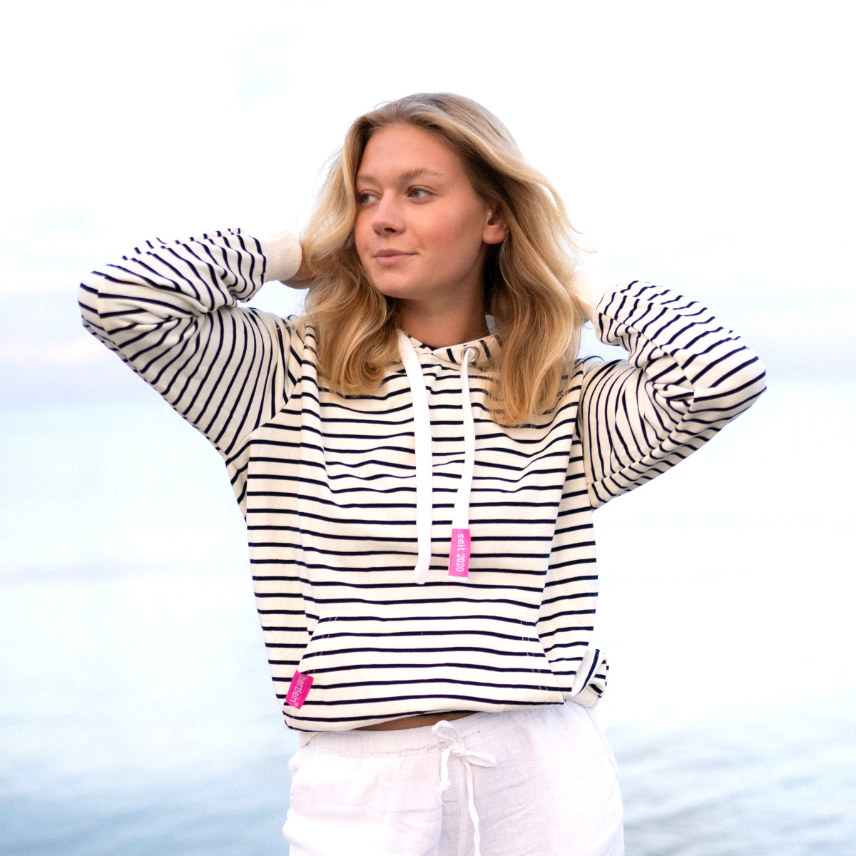 Herzlein® Hoodie mit Streifen Kapuzenpulli gestreifter Kapuzenpullover für Damen aus Baumwolle in den Farbe Weiss und Navy Blau