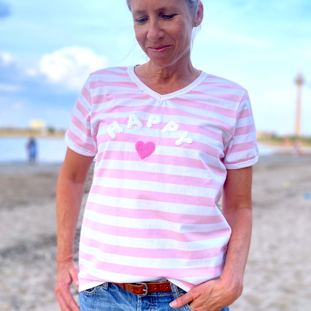 Herzlein® T-Shirt mit Flausch-Stick "HAPPY" gestreift in Rosa - Weiß