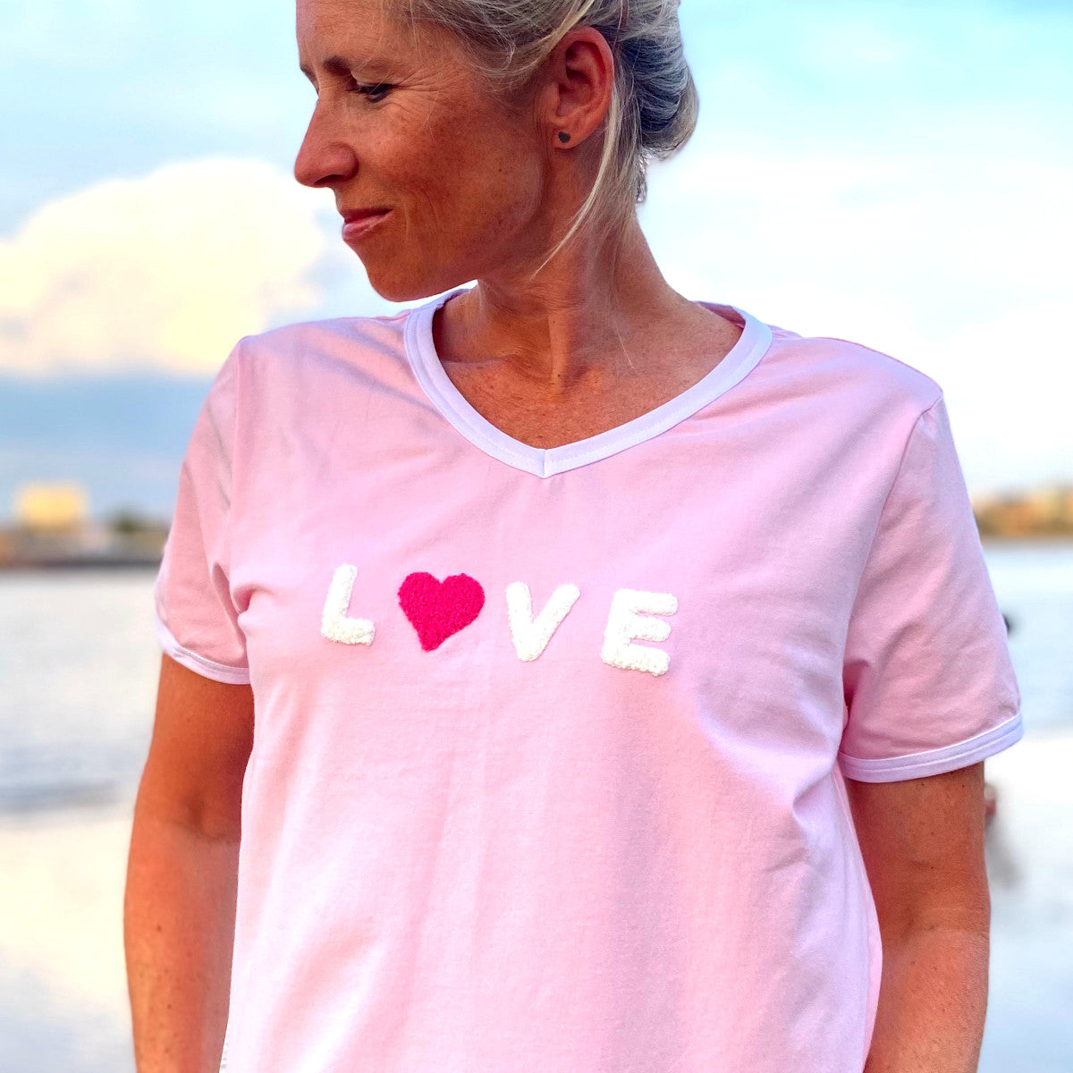 Herzlein® T-Shirt mit Flausch-Stick "LOVE" in Rosa