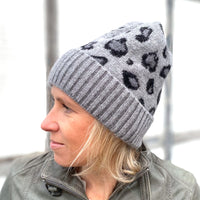 Herzlein® Kaschmir Mütze mit Leoprint in Grau