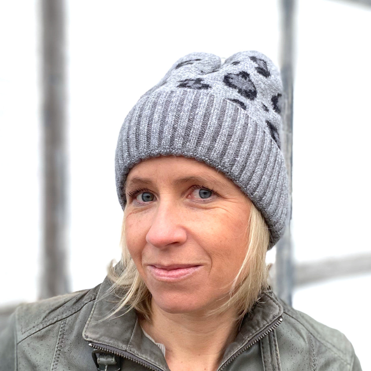 Herzlein® Kaschmir Mütze mit Leoprint in Grau