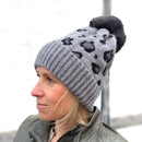 Herzlein® Kaschmir Mütze mit Leoprint mit Puschel in Grau