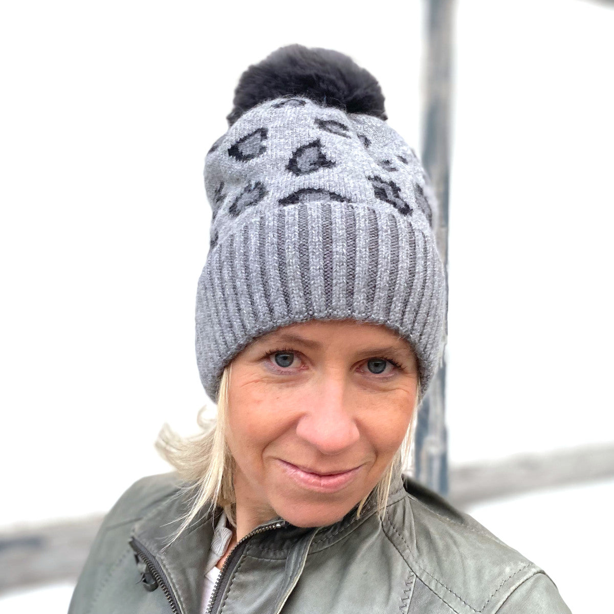 Herzlein® Kaschmir Mütze mit Leoprint und Puschel in Grau