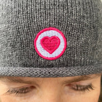 Herzlein® Beanie Mütze Strickmütze aus Kaschmir Cashmere mit Umschlag und edlem Herzchen Stick für Damen Frauen Mädchen